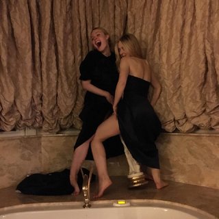 Elle Fanning feet photo thumbnail
