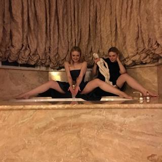 Elle Fanning feet photo thumbnail