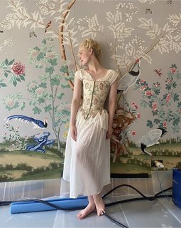 Elle Fanning feet photo thumbnail