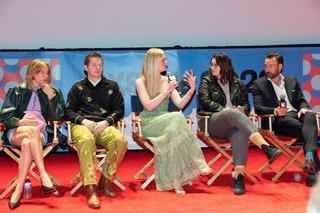 Elle Fanning feet photo thumbnail