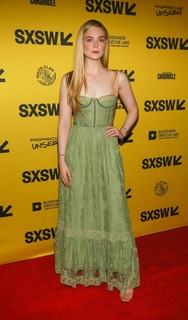 Elle Fanning feet photo thumbnail