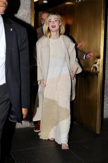 Elle Fanning feet photo thumbnail