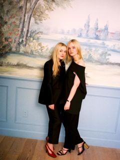 Elle Fanning feet photo thumbnail