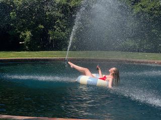 Elle Fanning feet photo thumbnail