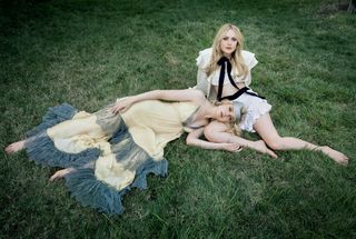 Elle Fanning feet photo thumbnail