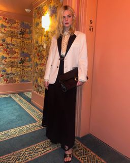 Elle Fanning feet photo thumbnail
