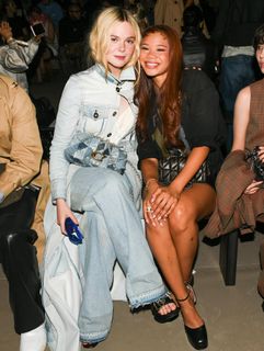 Elle Fanning feet photo thumbnail