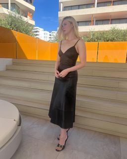 Elle Fanning feet photo thumbnail