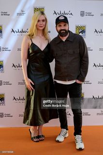 Elle Fanning feet photo thumbnail