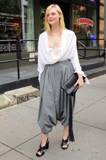 Elle Fanning feet photo thumbnail