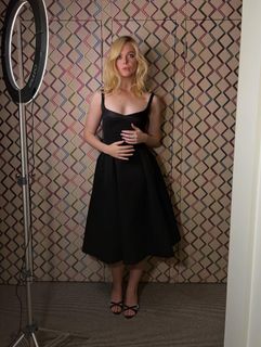 Elle Fanning feet photo thumbnail