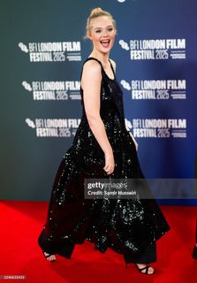 Elle Fanning feet photo thumbnail