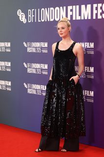 Elle Fanning feet photo thumbnail