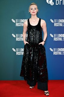 Elle Fanning feet photo thumbnail