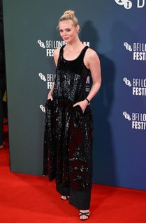 Elle Fanning feet photo thumbnail