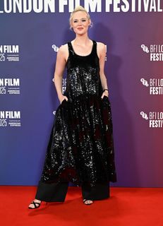 Elle Fanning feet photo thumbnail