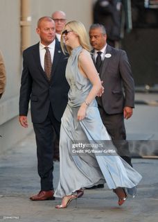 Elle Fanning feet photo thumbnail