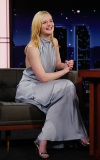 Elle Fanning feet photo thumbnail