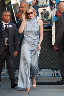 Elle Fanning feet photo thumbnail