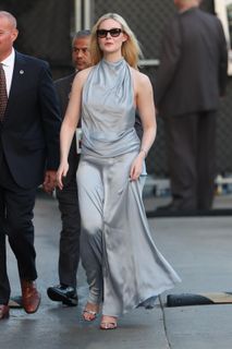 Elle Fanning feet photo thumbnail