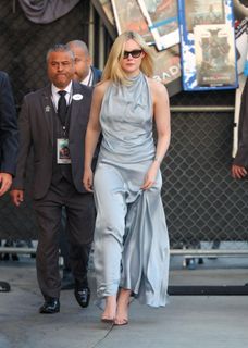 Elle Fanning feet photo thumbnail