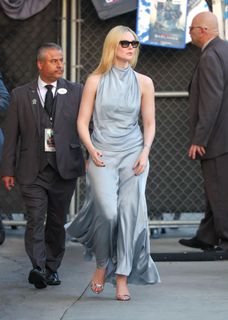 Elle Fanning feet photo thumbnail