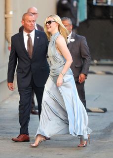 Elle Fanning feet photo thumbnail