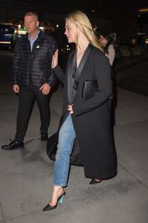 Elle Fanning feet photo thumbnail