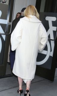 Elle Fanning feet photo thumbnail