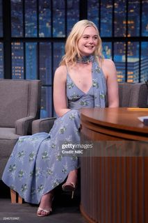 Elle Fanning feet photo thumbnail