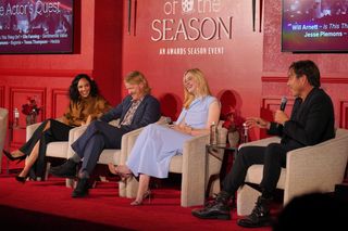 Elle Fanning feet photo thumbnail