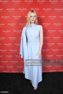 Elle Fanning feet photo thumbnail