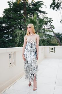 Elle Fanning feet photo thumbnail