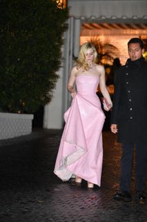 Elle Fanning feet photo thumbnail