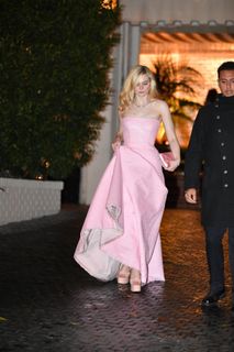 Elle Fanning feet photo thumbnail