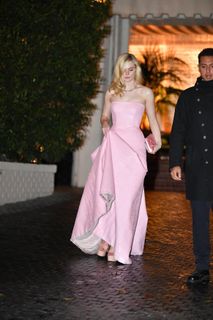 Elle Fanning feet photo thumbnail