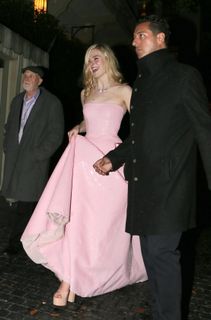 Elle Fanning feet photo thumbnail