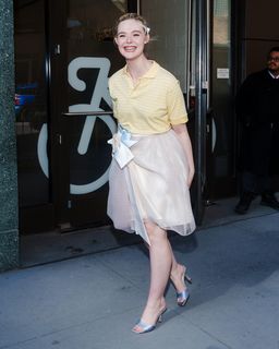 Elle Fanning feet photo 17