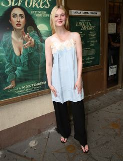 Elle Fanning feet photo 17