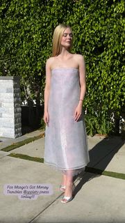 Elle Fanning feet photo 16