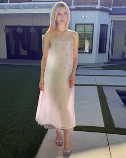 Elle Fanning feet photo 13
