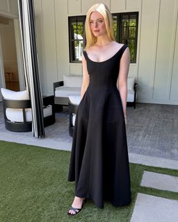Elle Fanning feet photo 12