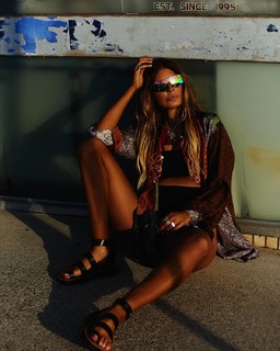 Elle Ferguson feet photo 15