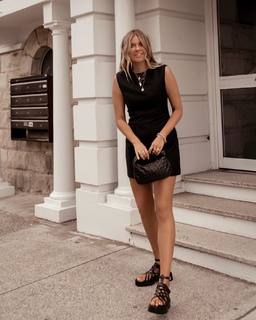 Elle Ferguson feet photo 3