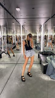 Elle Ferguson feet photo 7