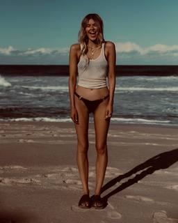 Elle Ferguson feet photo 17