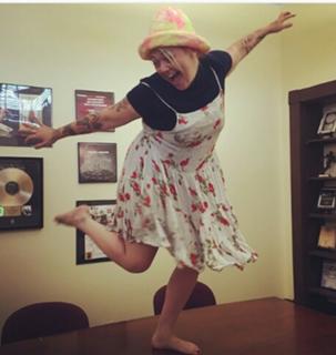 Elle King feet photo 2