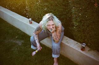 Elle King feet photo 3