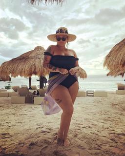 Elle King feet photo 1