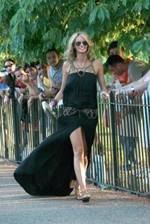 Elle Macpherson feet photo thumbnail